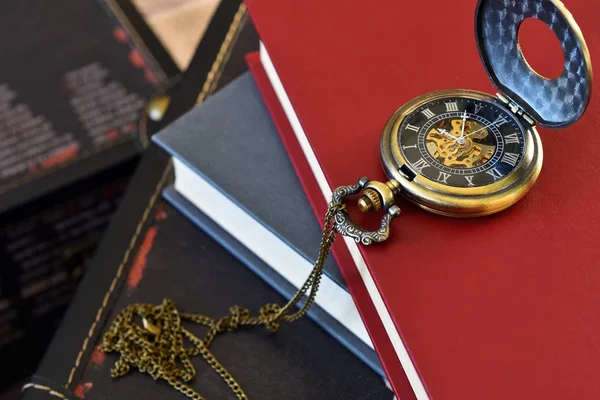古い書籍のスタックの一番上 アンティークの懐中時計のイメージに近い — ストック写真