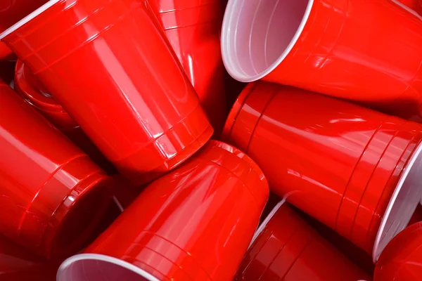 Kırmızı plastik içme bardak bir yığın soyut bir görüntü. 