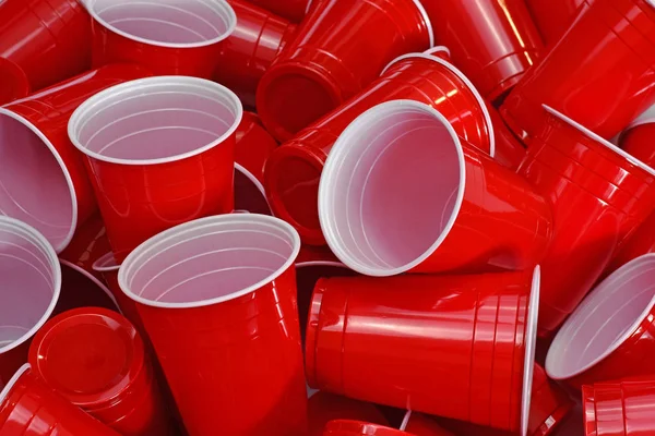 Kırmızı plastik içme bardak bir yığın soyut bir görüntü. 