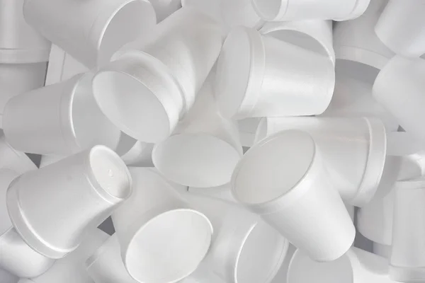 一堆白色一次性泡沫塑料咖啡杯的抽象图像 — 图库照片