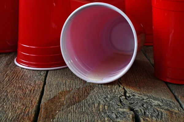 Zblízka Obraz Červený Plastový Kelímek Rozlitým Pivem Starý Bar Tabulka — Stock fotografie