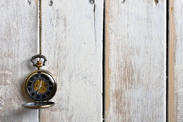 古い木製の背景に対してぶら下がって古いアンティーク懐中時計のイメージ — ストック写真