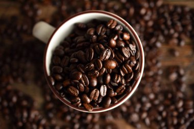 Seramik kahve fincanı kavrulmuş kahve çekirdekleri bir üstten görünüm görüntüsü. 