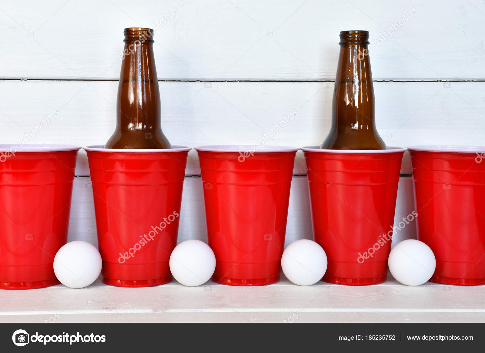 Close Image Red Plastic Drinking Cups White Plastic Ping Pong — Stock