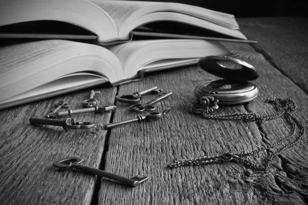 黒と白のイメージの古いアンティークのキー 古い木製のデスク上に開いている 冊の本 — ストック写真