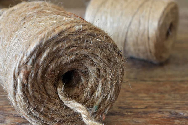 Kahverengi jüt iplik makarası görüntüsünü yakından. 