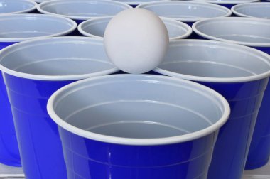 Birkaç mavi plastik bardak içme görüntüsünü yakından. 