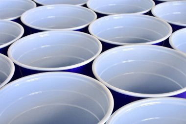 Birkaç mavi plastik bardak içme görüntüsünü yakından. 