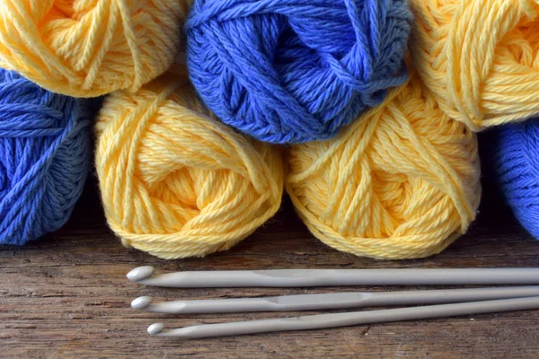 Uma Imagem Perto Bolas Azuis Amarelas Fios Crochê Três Ganchos — Fotografia de Stock