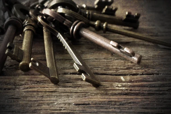 Крупный План Нескольких Старых Ключей Медных Ключей Дома — стоковое фото