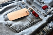 Zblízka obraz demin džíny s cenovkou balicího papíru. 