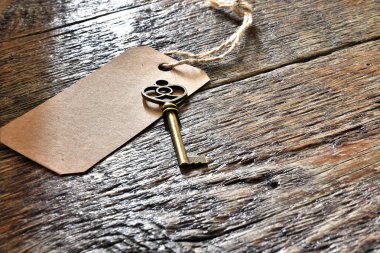 Not etiketi ile bir antika evin anahtarı görüntüsünü yakından. 