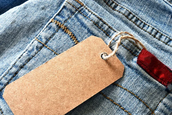 Nahaufnahme Einer Dämonenjeans Mit Braunem Papierpreisschild — Stockfoto