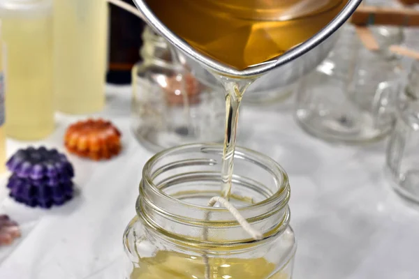 Une Image Rapprochée Verser Cire Bougie Fondue Dans Des Moules — Photo