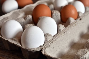 Resim rustik ahşap bir masa üzerinde bir kağıdı yumurta kartonu çiftlik taze organik yumurta yakından. 
