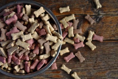 Birkaç küçük köpek bisküvi bir metal köpek kasede bir üstten görünüm görüntüsü. 