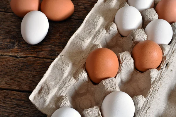 Resim rustik ahşap bir masa üzerinde bir kağıdı yumurta kartonu çiftlik taze organik yumurta yakından. 