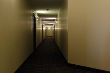 Karanlık ve kasvetli bir otel koridorunun görüntüsü..