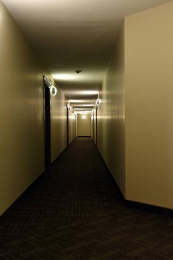 Karanlık ve kasvetli bir otel koridorunun görüntüsü..