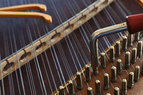 Крупный план струны на старом деревянном украинском цимбальском инструменте
.