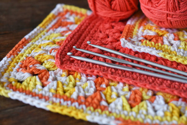 Крупный план домашней мочалки для вязания крючков с тремя металлическими крючками
.