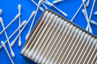 Yumuşak yumuşak pamuklu bezlerin yakın plan görüntüsü.