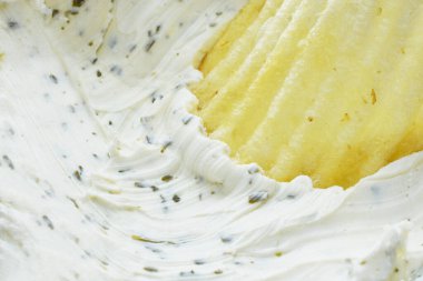 Kremalı taze cips soslu tek dalgalı cipsin yakın plan görüntüsü..