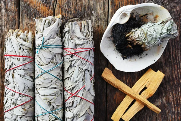 Una Imagen Cerca Tres Palos Salvia Blanca Mancha Palo Santo —  Fotos de Stock