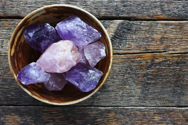 Una Imagen Vista Superior Cuenco Cerámica Con Cristales Curativos Amatista —  Fotos de Stock