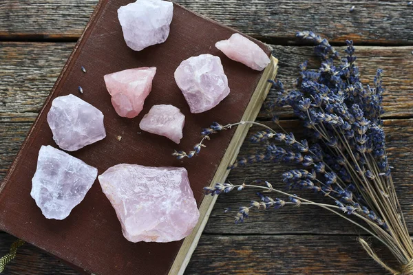 Una Imagen Vista Superior Cristales Cuarzo Rosa Viejo Libro Marrón — Foto de Stock