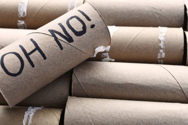 Birkaç boş tuvalet kağıdının farklı deyişlerle yakın plan görüntüsü..