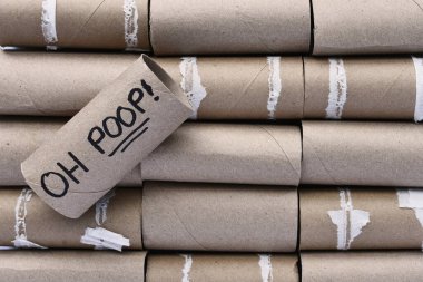 Birkaç boş tuvalet kağıdının farklı deyişlerle yakın plan görüntüsü..