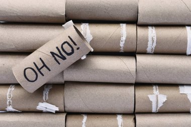 Birkaç boş tuvalet kağıdının farklı deyişlerle yakın plan görüntüsü..