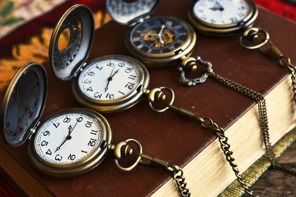 Una Imagen Cuatro Relojes Bolsillo Vintage Con Cadenas Libro Antiguo — Foto de Stock