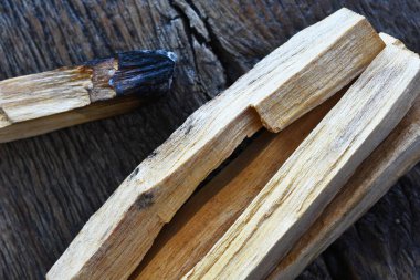 Enerji iyileştirme ve temizleme için kullanılan birkaç palo santo lekesinin yakın plan görüntüsü..