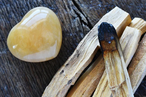 Palo Santo 'nun iyileştirici kristal bir kalple lekelenmiş bir görüntüsü..
