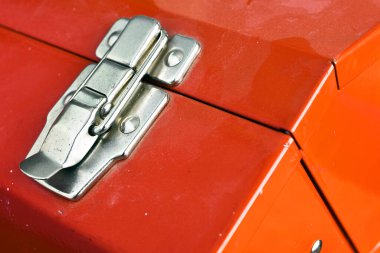 Endüstriyel bir alet kutusunda kilitli metal bir mandalın yakın plan görüntüsü.. 