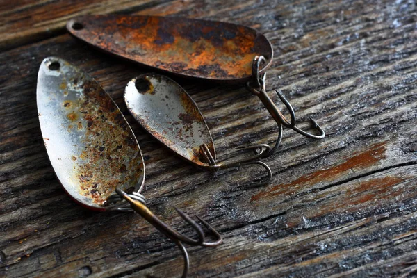 Immagine Ravvicinata Tre Ami Pesca Molto Vecchi Arrugginiti Vecchio Tavolo — Foto Stock