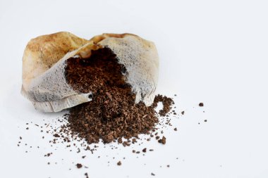 Beyaz arkaplanda kırık bir çay poşetinin yakın plan resmi.