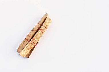Beyaz bir arkaplanda üç palo santo lekesi görüntüsü. 