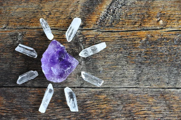 Une Image Améthyste Cristaux Quartz Clairs Sur Une Vieille Table — Photo