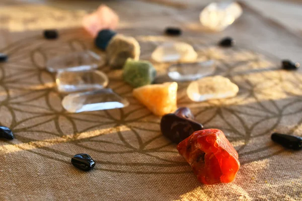 Una Imagen Cerca Del Chakra Equilibrando Cristales Una Mesa Madera — Foto de Stock