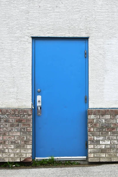 Une Image Une Porte Industrielle Extérieure Acier Bleu Vif Verrouillée — Photo