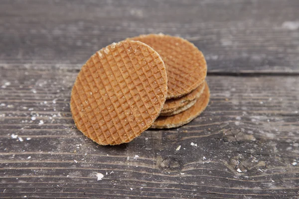 Hollandalı çerez stroopwafels kahverengi ahşap zemin üzerinde — Stok fotoğraf