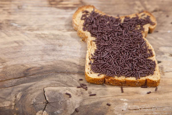 Типичный голландский хлеб с шоколадным хагельшлаком на деревянном фоне — стоковое фото