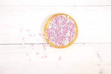 Geleneksel Hollanda doğum kutlama ahşap arka plan üzerinde pembe muisjes ile bisküvi