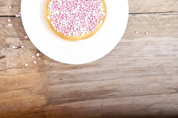 Biscuit traditionnel néerlandais de célébration de naissance avec muisjes roses sur fond en bois — Photo