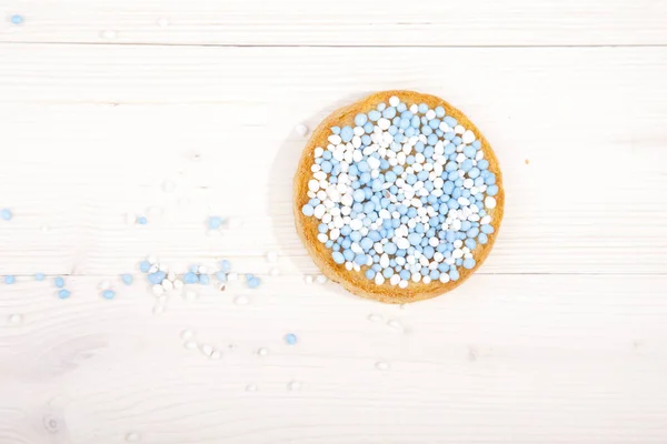 Geleneksel Hollanda doğum kutlama ahşap zemin üzerine mavi muisjes ile bisküvi