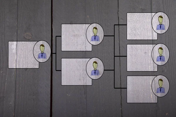 Organograma de negócios com crachás brancos sobre fundo de madeira escura — Fotografia de Stock