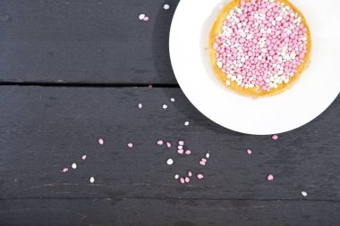 Geleneksel Hollanda doğum kutlama ahşap arka plan üzerinde pembe muisjes ile bisküvi
